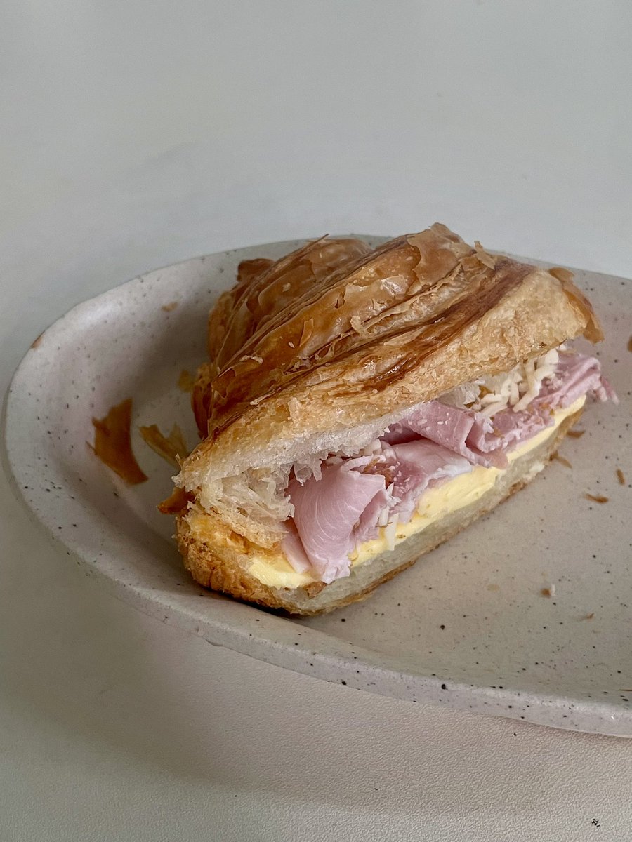 sandwicharchive's tweet photo. 방배동 몬탁, 잠봉뵈르 샌드위치 

버터 풍미가 배로 가득한 크루아상 잠봉뵈르. 바스라지면서 부드러운 식감의 크루아상이 맛있었다. https://t.co/tl9jPoC7i1