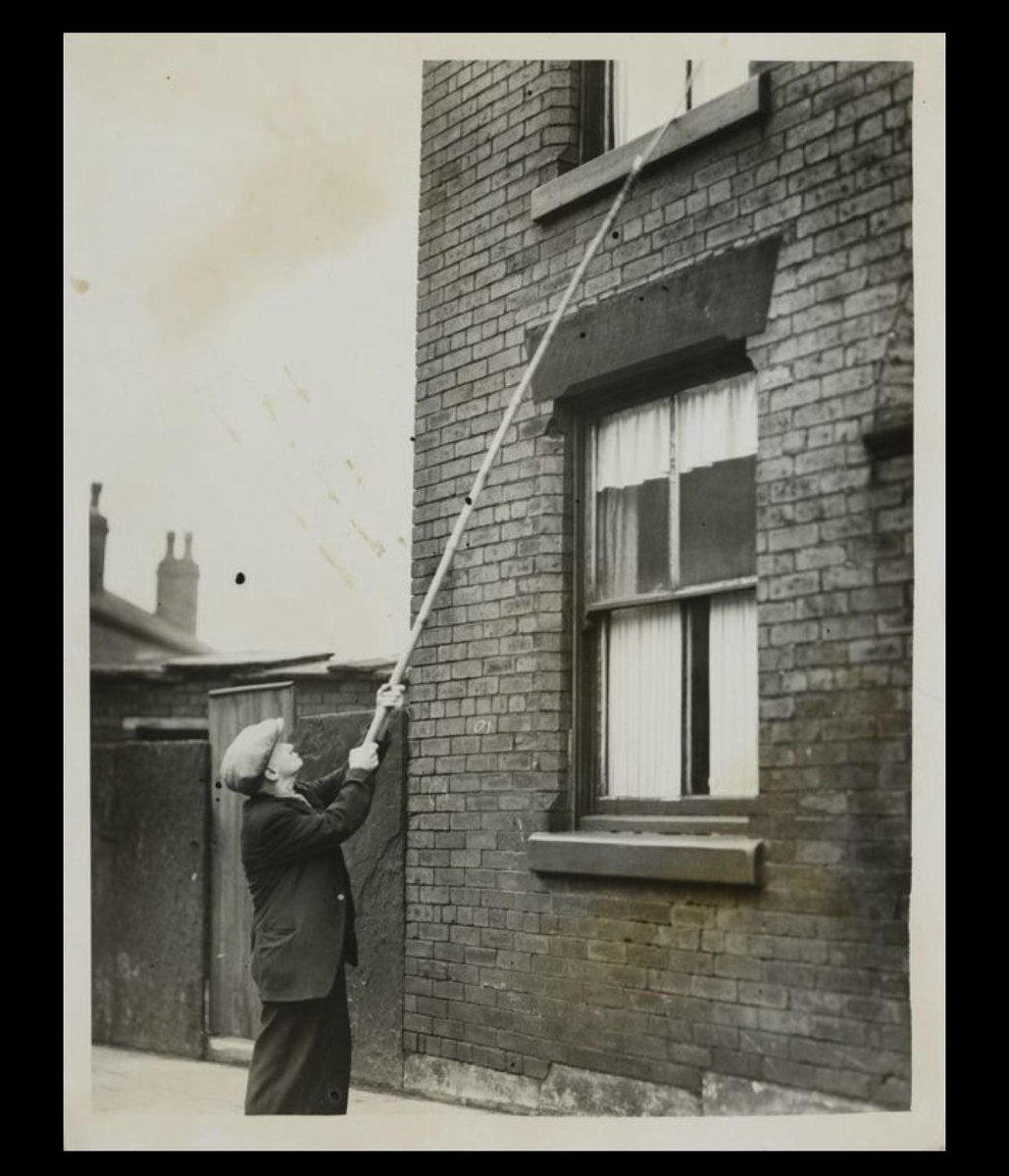 SeedPhoto's tweet photo. Before alarm clocks became common, "knocker-ups" were hired to wake people by tapping on their windows in the early morning.⏰🪟

#InterestingFacts #SeedPhoto #NFT #Photography #NFTCommunity https://t.co/PrHDufdo4p