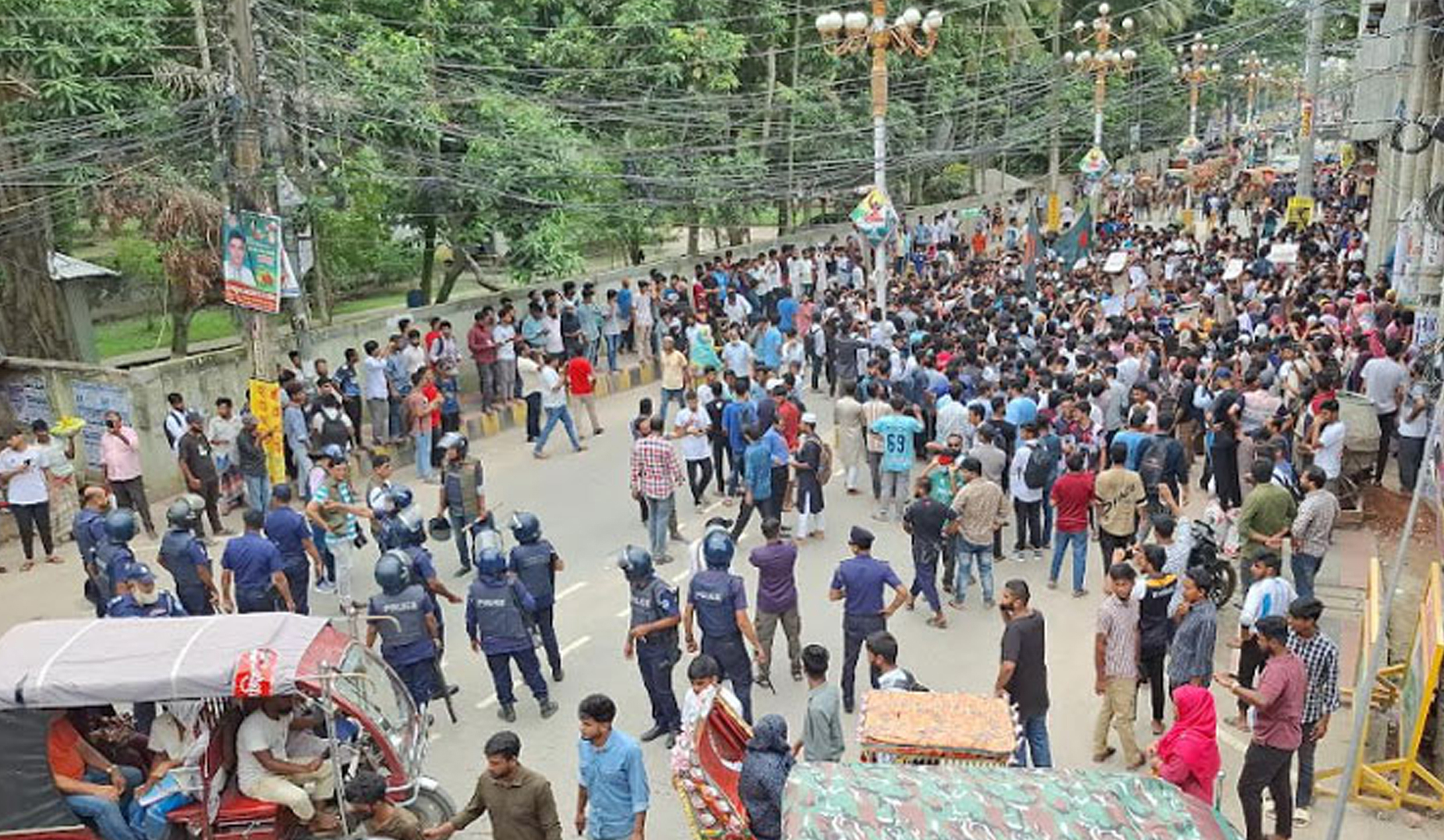 টাঙ্গাইলে ছাত্রলীগ-আন্দোলনকারী ধাওয়া-পাল্টা ধাওয়া, সড়ক অবরোধ করে বিক্ষোভ