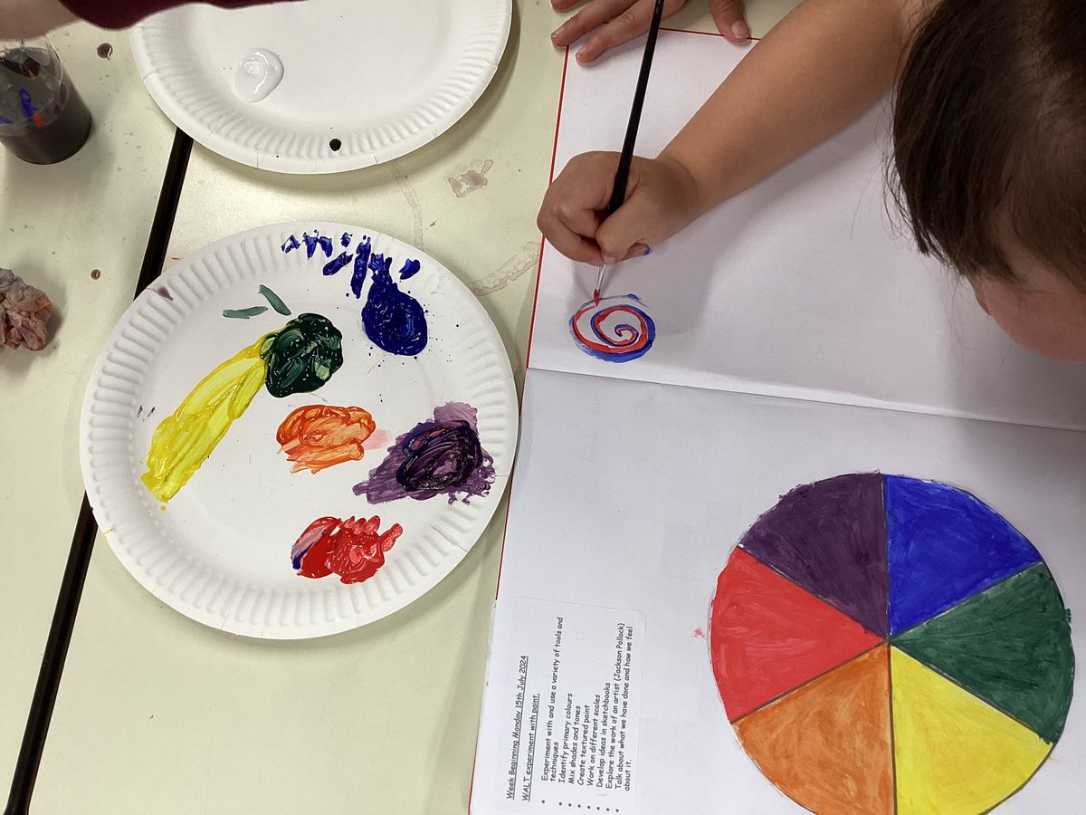 JORPS_1's tweet photo. #JORPSY2 have enjoyed mixing primary colours to create different colours, shades and tones this afternoon. #artists #ImaginativeThinking https://t.co/aYLM46yZ39