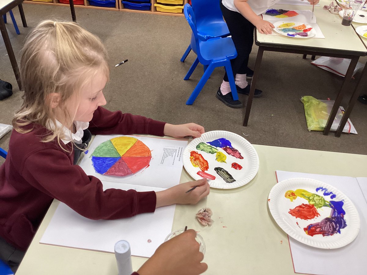 JORPS_1's tweet photo. #JORPSY2 have enjoyed mixing primary colours to create different colours, shades and tones this afternoon. #artists #ImaginativeThinking https://t.co/aYLM46yZ39