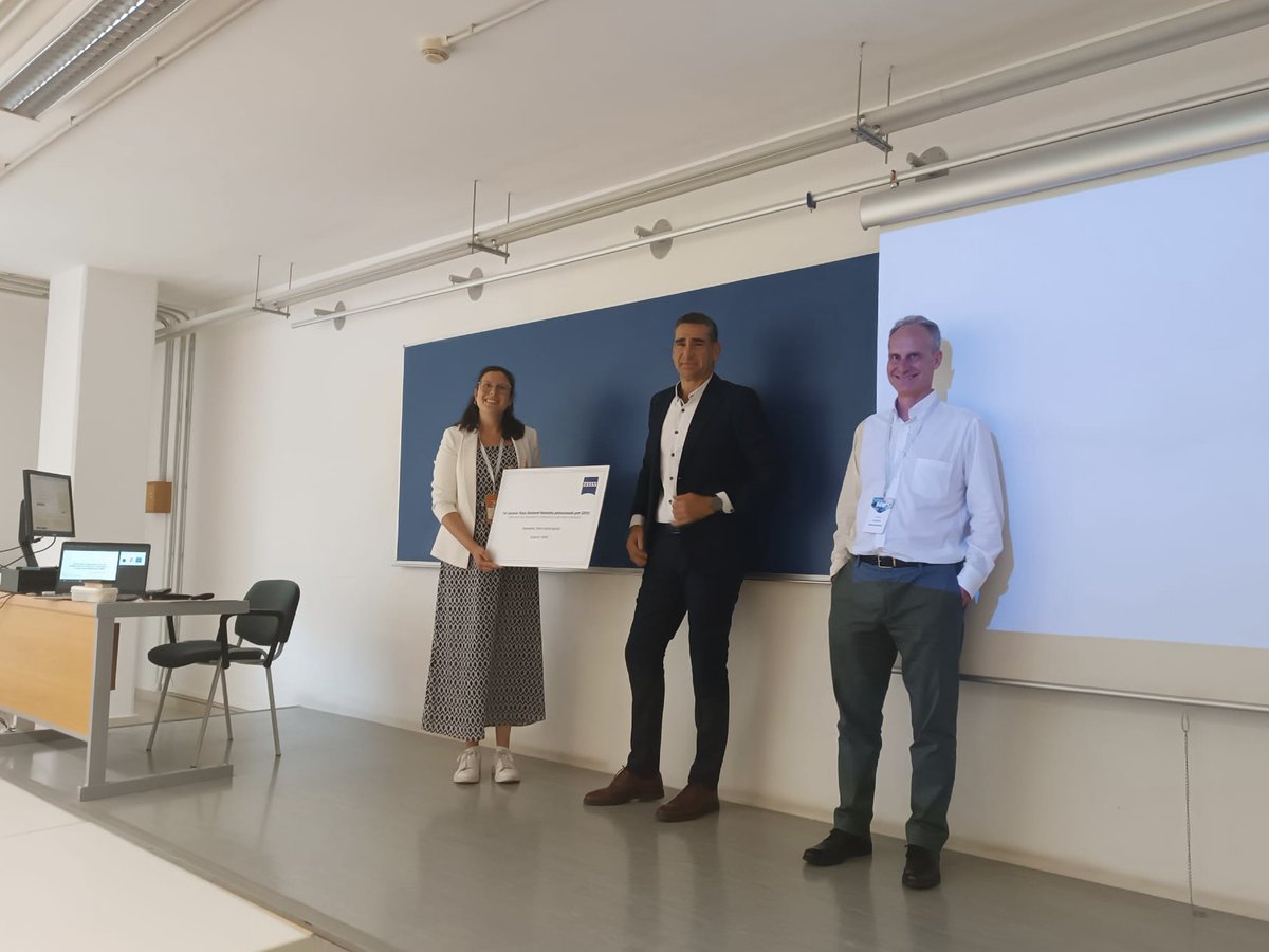 María Barra, investigadora de #nanoGUNE, recibe el premio Nanolito de la Red Española de Nanolitografía por su tesis 'Micro and Nano Fabrication of Structures for Light-Matter Interaction'. Enhorabuena!

<a href="/RedNanolito/">Red Nanolito</a>