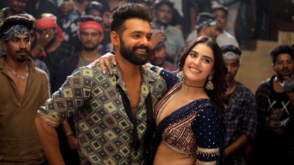 HiFiTalkies's tweet photo. #DoubleIsmart Desi Party is here..! 🥳
Come on everybody say...#MaarMunthaChodChinta 🍻
Let's enjoyyyy 🔥
-- https://t.co/ckhfjAASfI
A #ManiSharma Mass Musical
Lyrics by #DMohanDev
Vocals by #TKothandaraman #SameeraChavali
#DoubleIsmartOnAug15
Ustaad @ramsayz @KavyaThapar https://t.co/osvHx0JhLU