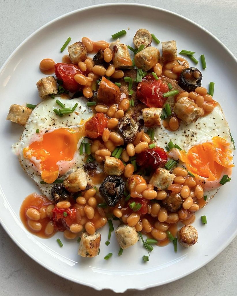 Sausage, egg and beans but make it fancy! 🤩

📸 by pennyjanefit on Instagram