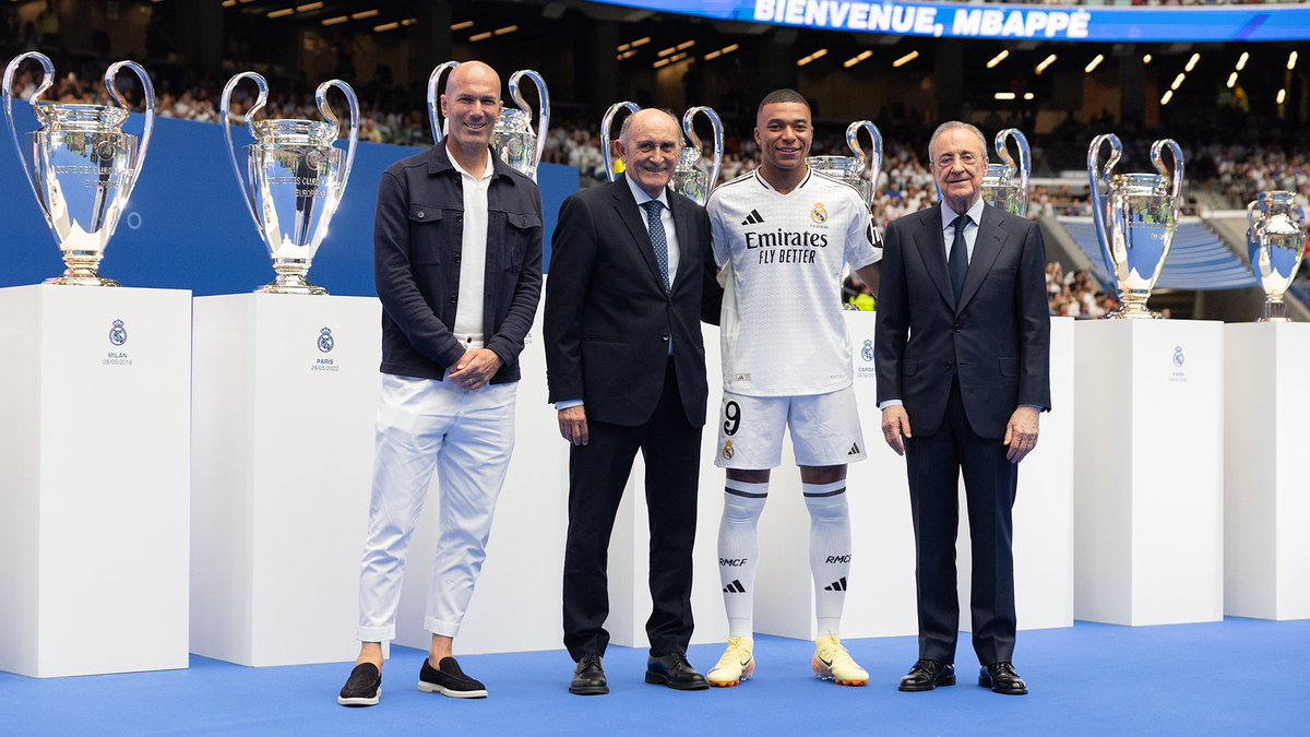 realmadriden's tweet photo. 🏟️ Spectacular welcome for @KMbappe at the Bernabéu.
#WelcomeMbappé https://t.co/c72MftcbV3