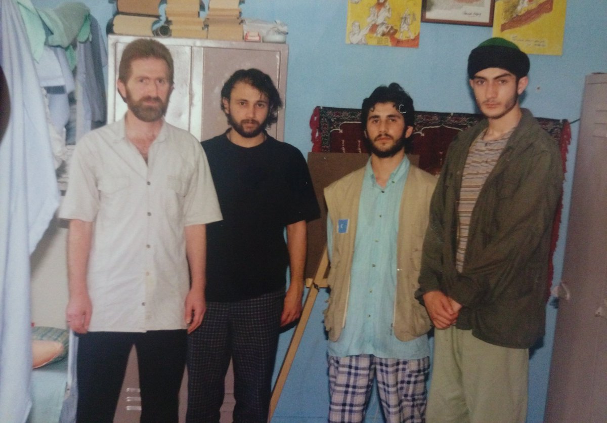 ibdaarsivi's tweet image. 28 Şubat darbe hukuku(suzluğu)nda idamla yargılanıp müebbete mahkûm edilen yiğit İBDA Bağlıları;

Soldan sağa:
Kâzım Albayrak Ağabey 
Tayyar Tercan Ağabey 
Yakup Köse Ağabey 
Şehidimiz Halil Kantarcı Ağabey 

1999, Bandırma Cezaevi

#ibdaarsivi
#İBDA