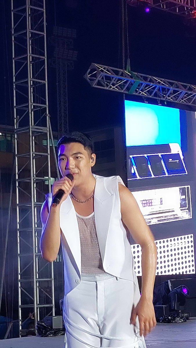 TheDarrenatics2's tweet photo. A superb performance from the one and only Asia's Pop Heartthrob, Darren, at the Palarong Pambansa 2024 Closing Ceremony in the Cebu City Sports Center. Thank you, Cebu, for having Darren tonight!

📷 @DARRENaticsCB 
DARREN ON Palaro2024
#DARREN @Espanto2001 https://t.co/8Tr1VnanLj
