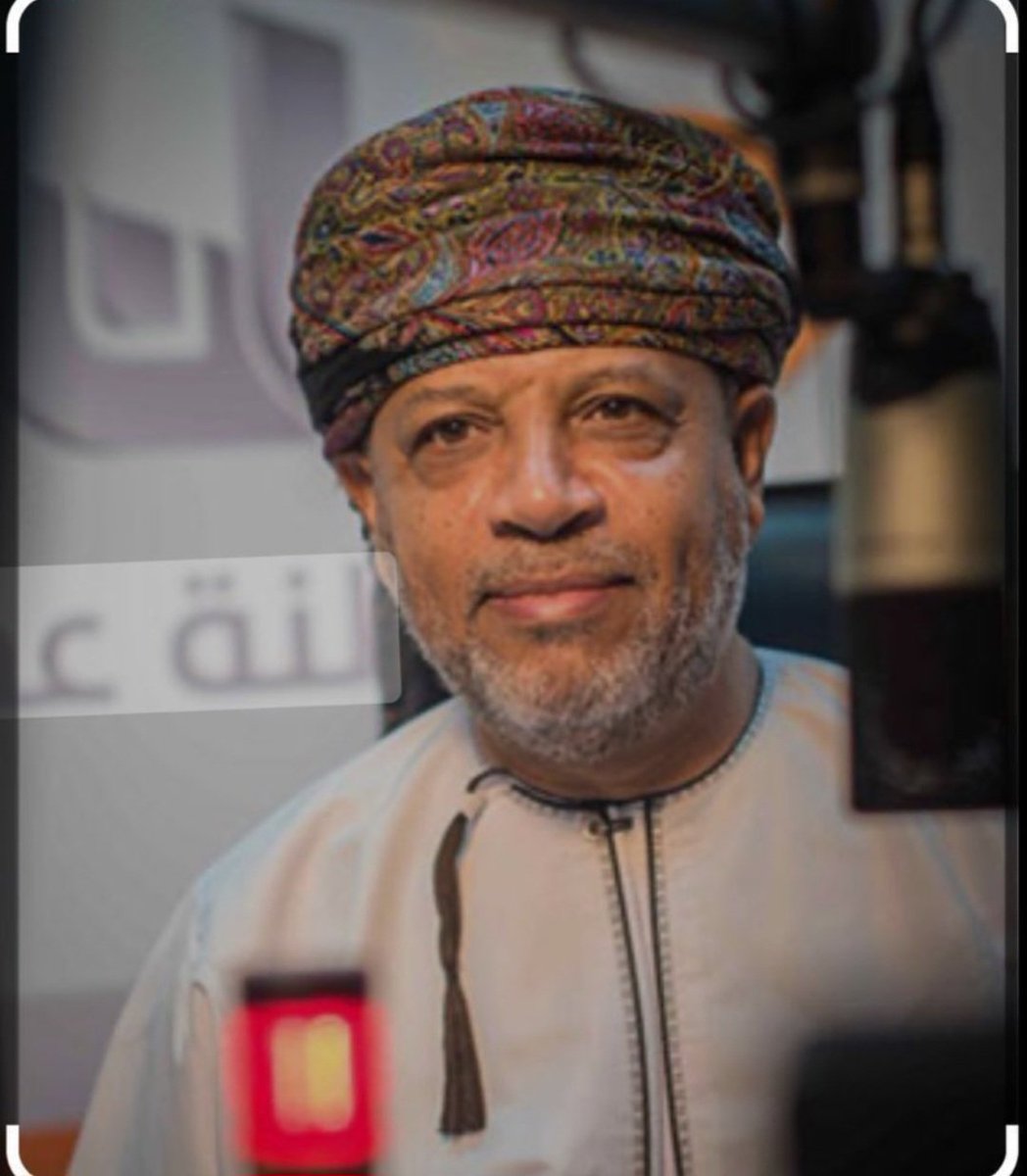 almamari20001's tweet photo. أحداث أمس واليوم في عُمان أعادت إلى ذهني نص كتبه زاهر المحروقي ونشره في كتابه الأخير "صديق الملكة". في النص يسرد حلاق باكستاني مقيم في عمان - لزاهر وهو يحلقه - حكاية جريمة قتل ارتكبها في مكان ما من مسقط مواطنه شريف في حق مواطنه الآخر خورشيد، والسبب مذهبي بغيض، وهو أن القاتل كان يعتبر القتيل "كافرا" بسبب مذهبه! ولذلك طعنه بسكين. وكأن هذا النص كان تنبؤا بما سيحصل البارحة في الوادي الكبير. 

سأضع النص كاملا في التغريدتين القادمتين.....