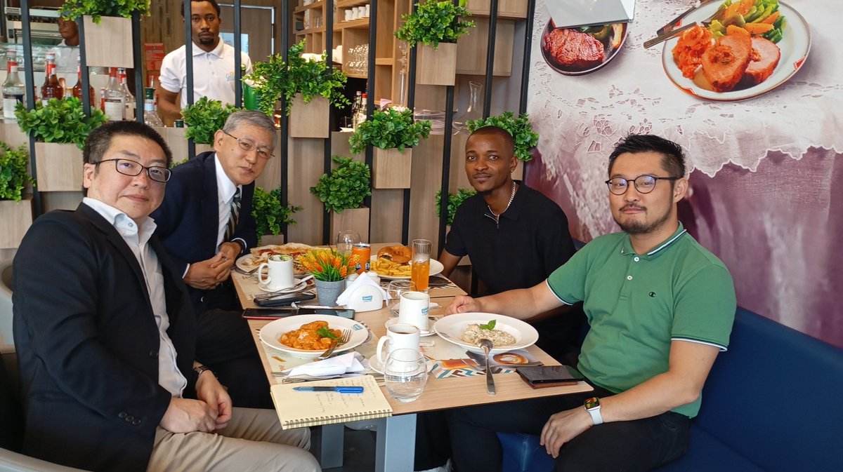 元インプレゾンビのケンちゃん、久しぶりに見かけたら日本大使と仲良く