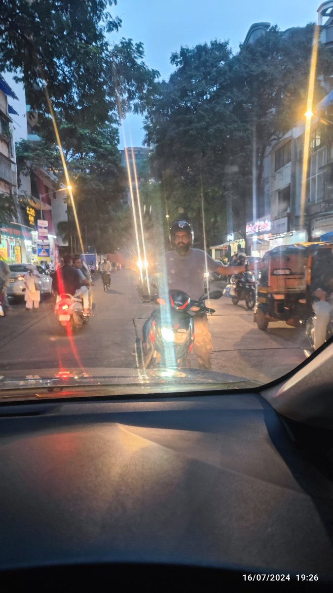 mayurnandwana's tweet photo. This has become a new normal now. What say? @MTPHereToHelp @RoadsOfMumbai @MumbaiPolice @CPMumbaiPolice https://t.co/cq4ec8Sjmv