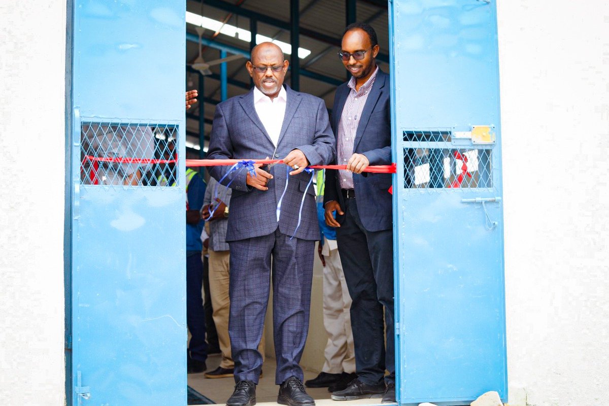 FAOSomalia's tweet photo. 📍#Hargeisa

@FAO has handed over a newly constructed meat market to the Ministry of Livestock &amp; Rural Devt.

Thanks to @EU_in_Somalia funded livestock &amp; fisheries #Resilience building project, we're creating jobs &amp; improving the local #economy &amp; #FoodSafety.

#InclusiveGrowth https://t.co/6OwcXevJVV