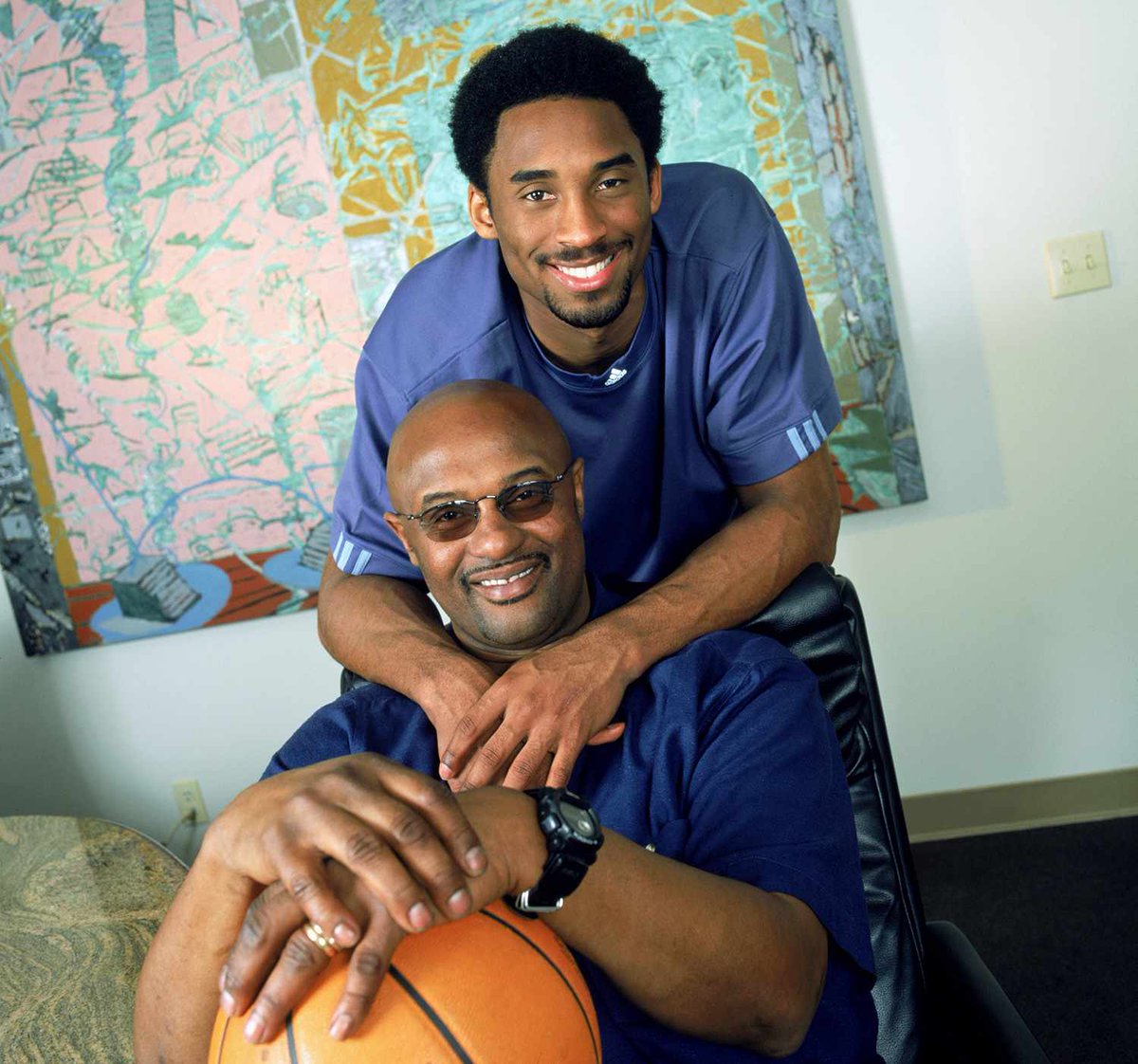 ModernNotoriety's tweet photo. Joe Bryant, father of Kobe Bryant, has passed away at the age of 69 🕊️ https://t.co/3BUPoGLcku