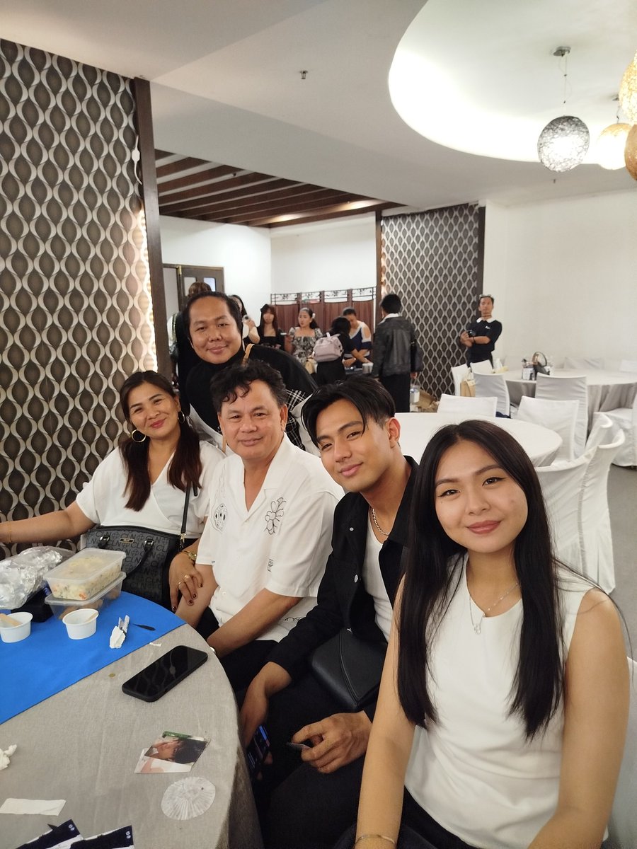 Waaahhhh 
Can't get over!!!
Family picture w/my in-laws hahaha 
Chariz but not chariz🤣✌️

Kht may tampo ako sayo <a href="/BGYO_JL/">JL Toreliza</a> bawing bawi naman dto hahahaha

#lastnightfever #bgyo