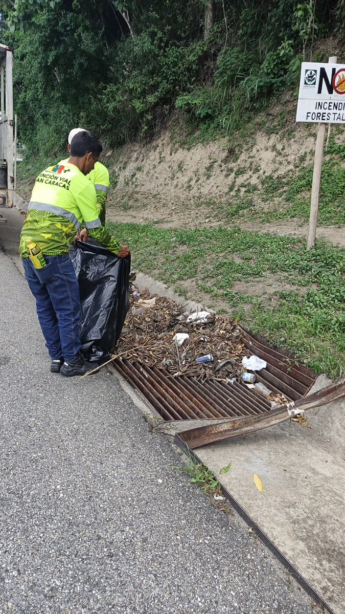 mintransporteve's tweet photo. #Entérate | ¡Seguimos trabajando por el binestar del pueblo! La fuerza laboral de la Gran Misión Transporte Venezuela, desarrolla labores de mantenimiento en las alcantarillas y drenajes en la Cota Mil, específicamente entre las urbanizaciones de Altamira y Sebucán, como parte de las acciones preventivas llevadas a cabo, en atención a la temporada de lluvias
#VenezuelaVaPaLante