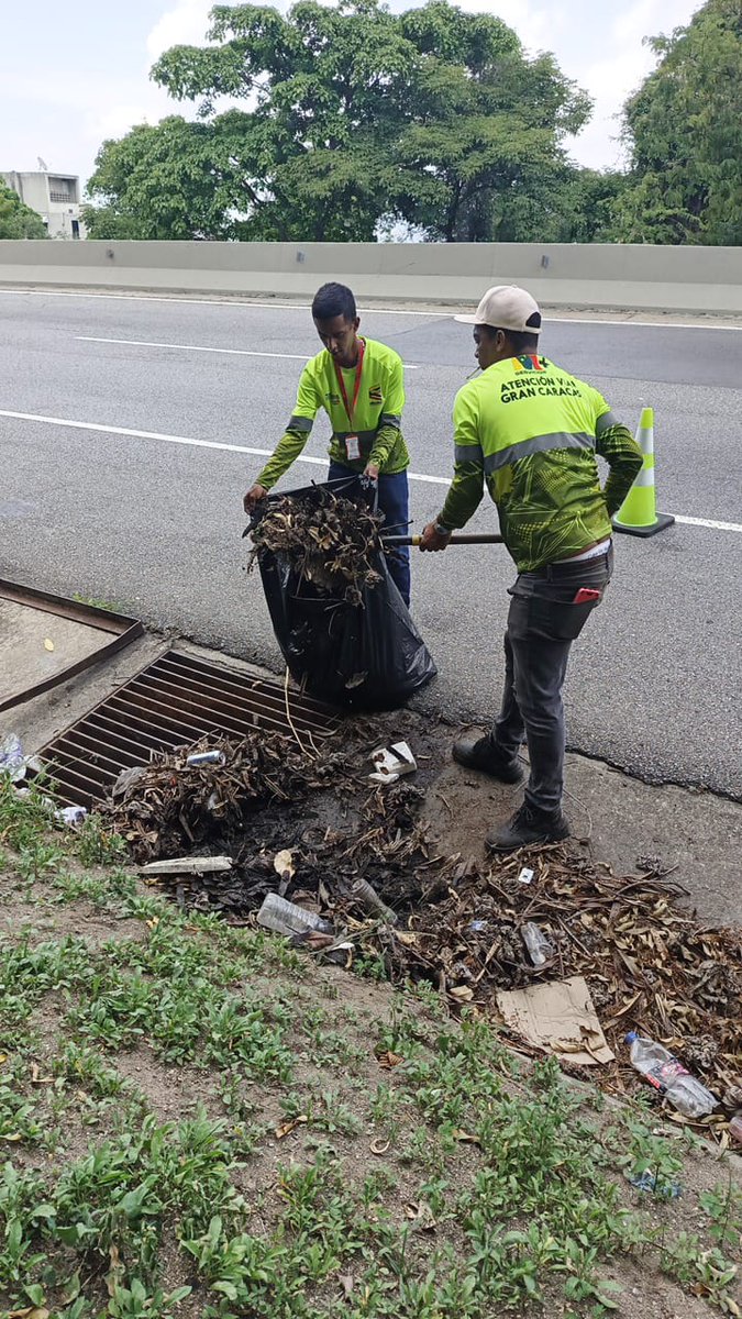 mintransporteve's tweet photo. #Entérate | ¡Seguimos trabajando por el binestar del pueblo! La fuerza laboral de la Gran Misión Transporte Venezuela, desarrolla labores de mantenimiento en las alcantarillas y drenajes en la Cota Mil, específicamente entre las urbanizaciones de Altamira y Sebucán, como parte de las acciones preventivas llevadas a cabo, en atención a la temporada de lluvias
#VenezuelaVaPaLante