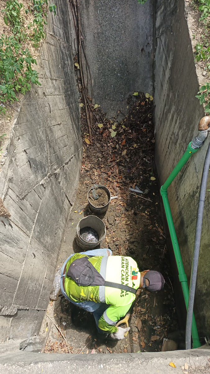 mintransporteve's tweet photo. #Entérate | ¡Seguimos trabajando por el binestar del pueblo! La fuerza laboral de la Gran Misión Transporte Venezuela, desarrolla labores de mantenimiento en las alcantarillas y drenajes en la Cota Mil, específicamente entre las urbanizaciones de Altamira y Sebucán, como parte de las acciones preventivas llevadas a cabo, en atención a la temporada de lluvias
#VenezuelaVaPaLante