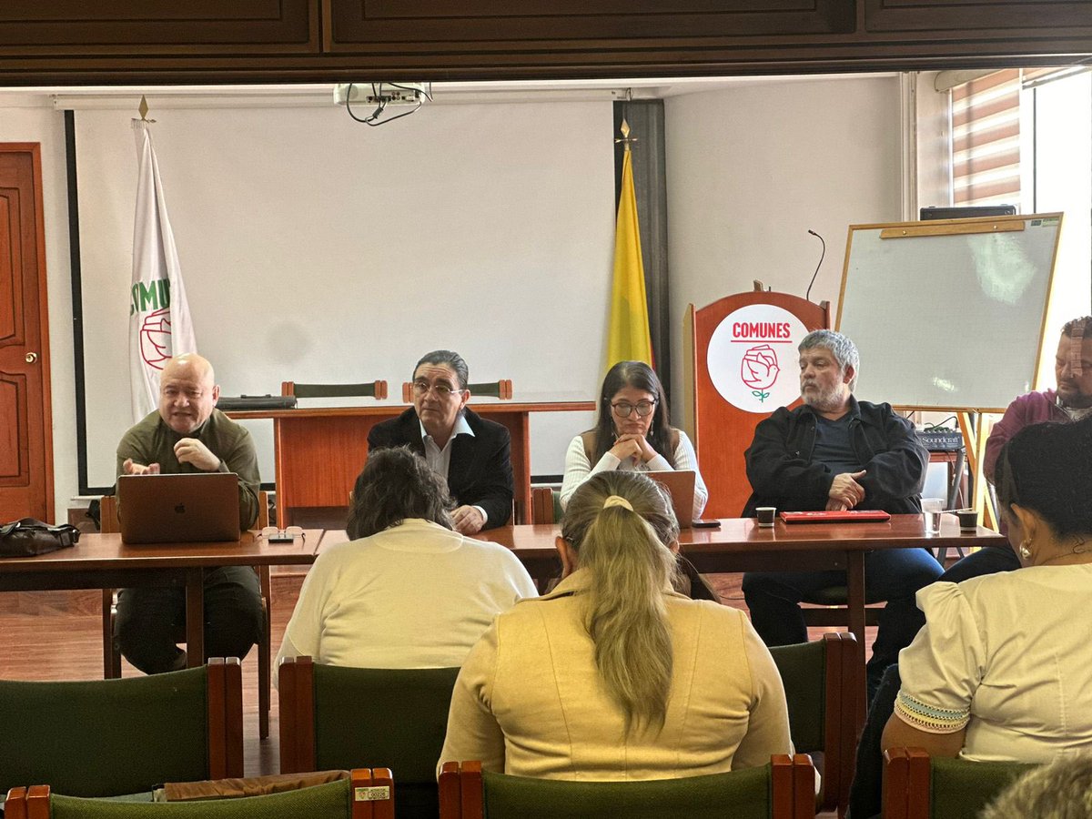 JairoComunes's tweet photo. Nos encontramos reunidos en la sede del #PartidoComunes junto a la comisión nacional de organización y la BancadaComunes analizando el panorama organizativo y proyección de trabajo. Y listos para acompañar en minutos en la Plaza de Bolivar el evento de la justa #ReformaPensional https://t.co/akDrm43DLJ