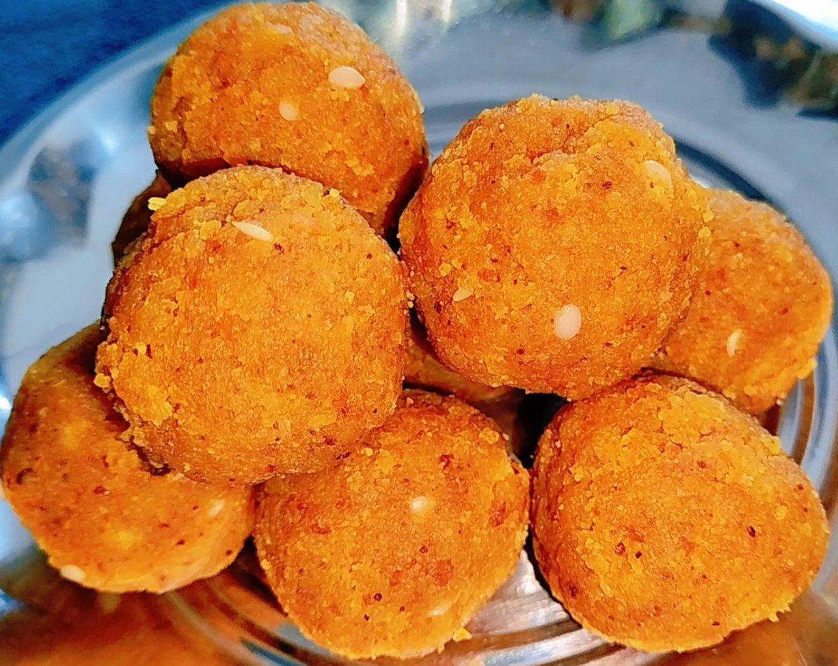 Surrbhiiiiiii's tweet photo. Besan ke laddoo 😋🧡 

#ChatoriLadki
#SelfMade
#1stattempt https://t.co/hndd0qyhga