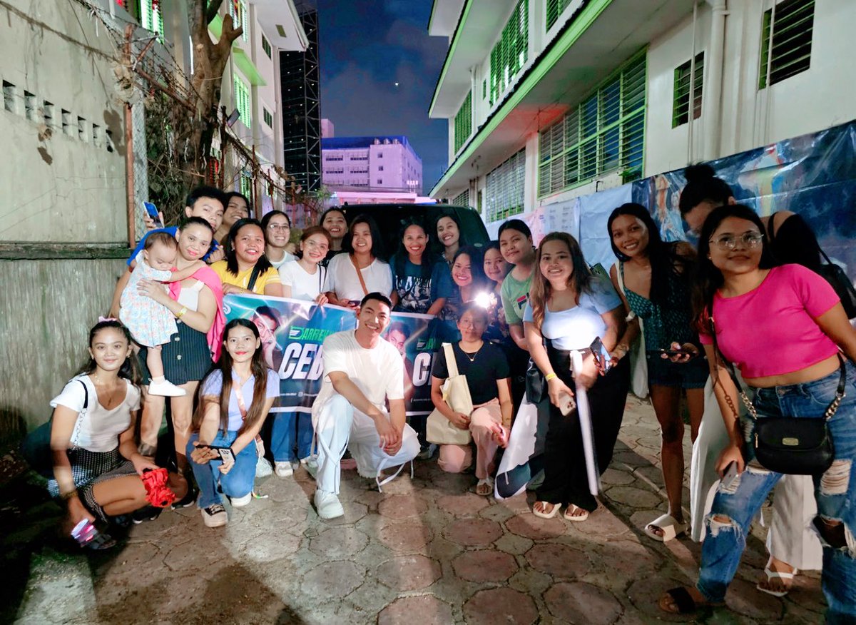 TheDarrenatics2's tweet photo. Darren with the Darrenatics Cebu. Thank you for all the cheers and support for Darren. Take care, and be safe as you go home.💚

📷 @DARRENaticsCB 
#DARREN @Espanto2001 https://t.co/wNgNVwjKdM