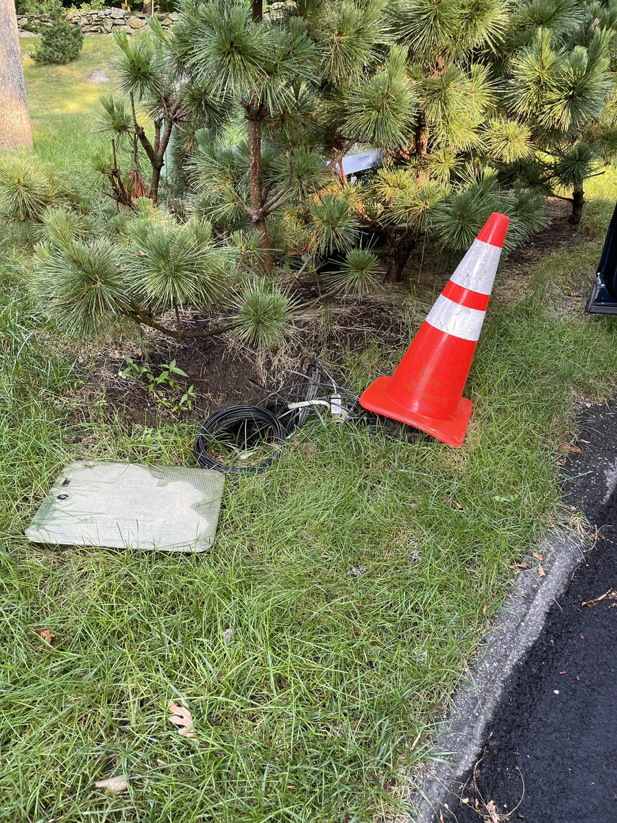 dmf's tweet image. This has been left like this for weeks @Verizon and it’s nearly impossible to get through or which department it even applies to. Can you please help?