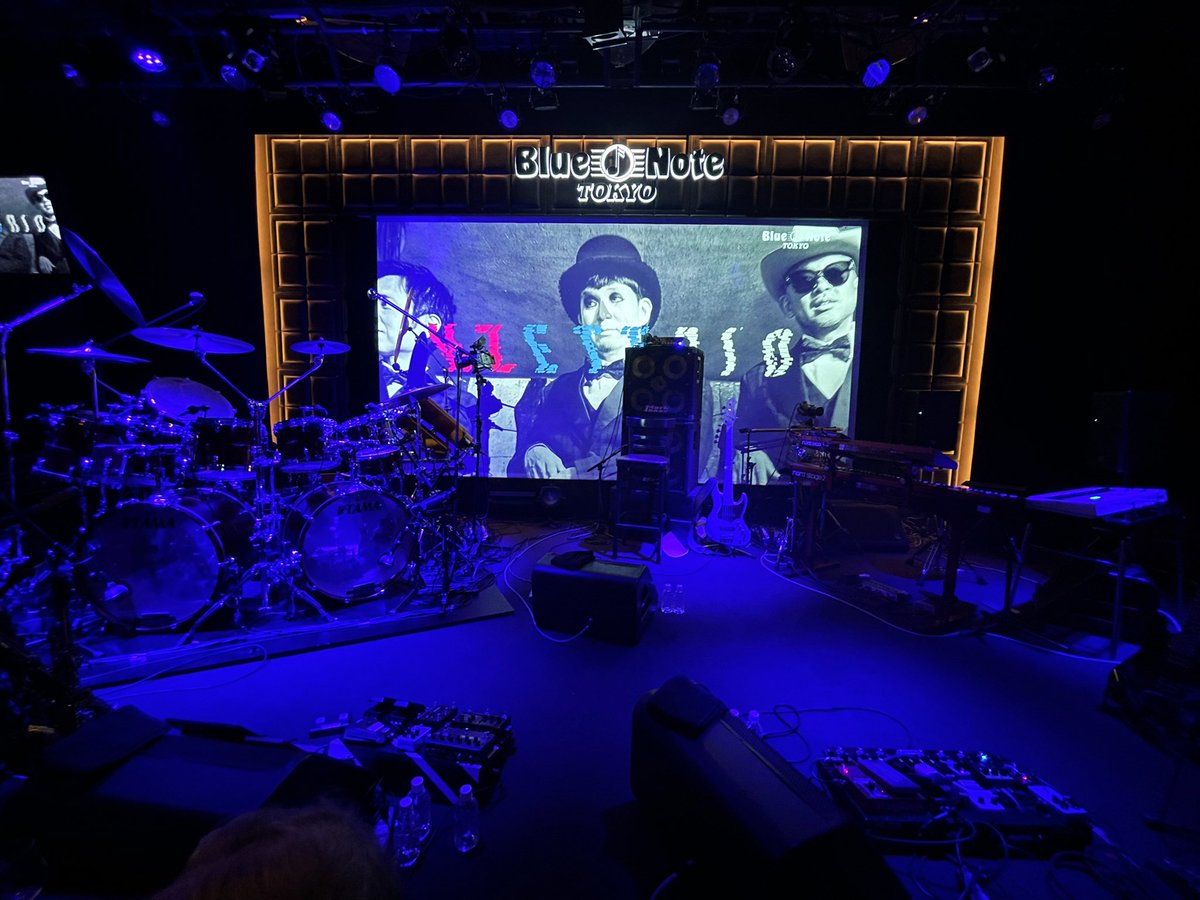 Xotique's tweet photo. 本日はSIMON PHILLIPS "Protocol V" in BLUE NOTE TOKYOへお邪魔しました🙏
相変わらず技の応酬!
スリリングなステージングを楽しませていただきました。
ベースのアーネストさんは今回も愛用のXotic XJ-1Tでした👍
#SimonPhillips #ProtocolV #BlueNoteTokyo https://t.co/kniFLoQ6pY