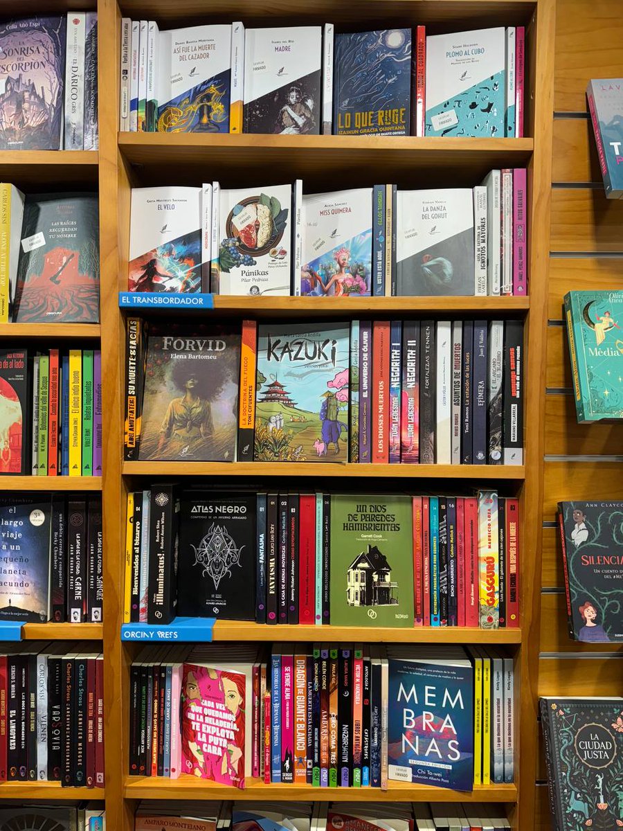 🫧 Ayer nos dedicamos a poner guapas algunas secciones del Templo y mirad qué bien nos quedaron las estanterías 📖✨

🏛️ Venid y descubrid todas las historias que se esconden en estas baldas 📚