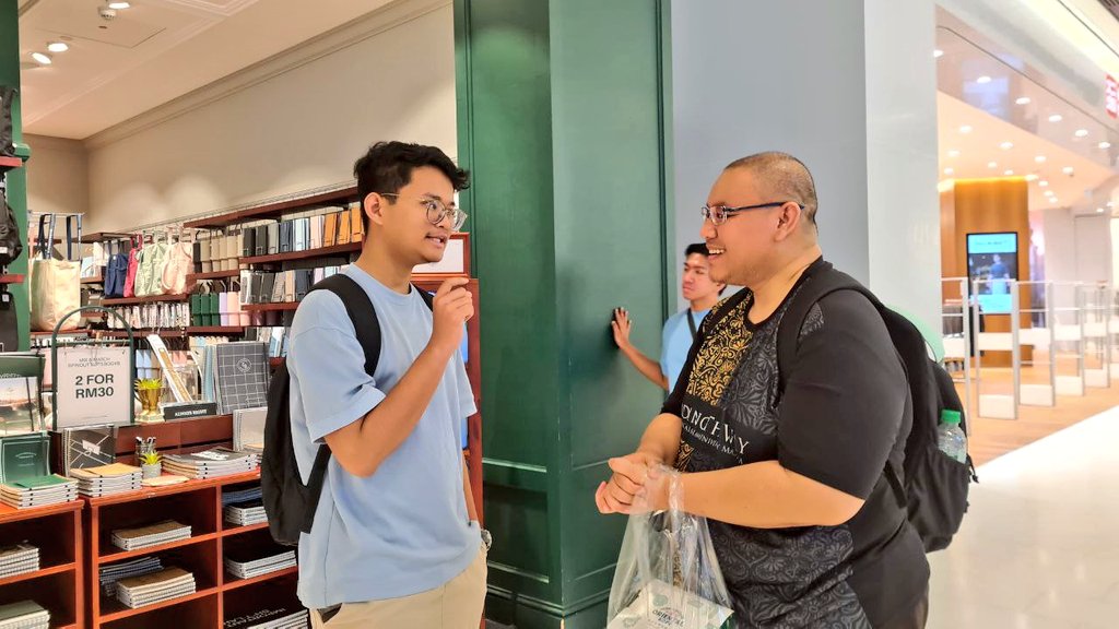 zamrimohamad's tweet photo. Kali terakhir saya bertemu anak muda bernama  Aiman ketika di acara Tentang Buku pada tahun lalu.

Beliau datang bertemu saya di belakakg dewan  dan berkongsi mimpi-mimpinya bagi membina jalan penulisan.

Tahun ini kami bertembung di TRX ketika mana saya sedang menegur anak-anak di depan kedai. 

Tuan Aiman sabar sahaja berdiri di belakang saya, menunggu bapa ini selesai 'berceramah' di depan dua orang anak yang gila-gila sedikit di depan premis.

Okay,. kembali kepada cerita Aiman.

Tahun lalu dan tahun ini, apa perkembangan beliau sekarang?

Tuan Aiman sedang meneruskan pengajian menjadi seorang guru bahasa Inggeris.

Tetapi....

Beliau sudah menulis dua karya berbentuk puisi dan rencana di bawah Dewan Bahasa dan Pustaka Malaysia .

Subhanallah, Alhamdulillah, Allahuakbar.

Syukur saya atas semangat anak muda memulakan langkah menulis bermula hari ini.

Beliau sedang membumikan kebaikan dalam perkataan. Tidak lama lagi akan menumbuh dan menjadi pohon besar agar ramai pembaca dapat berteduh.

Semoga Allah berikan kemenangan atas usaha beliau.