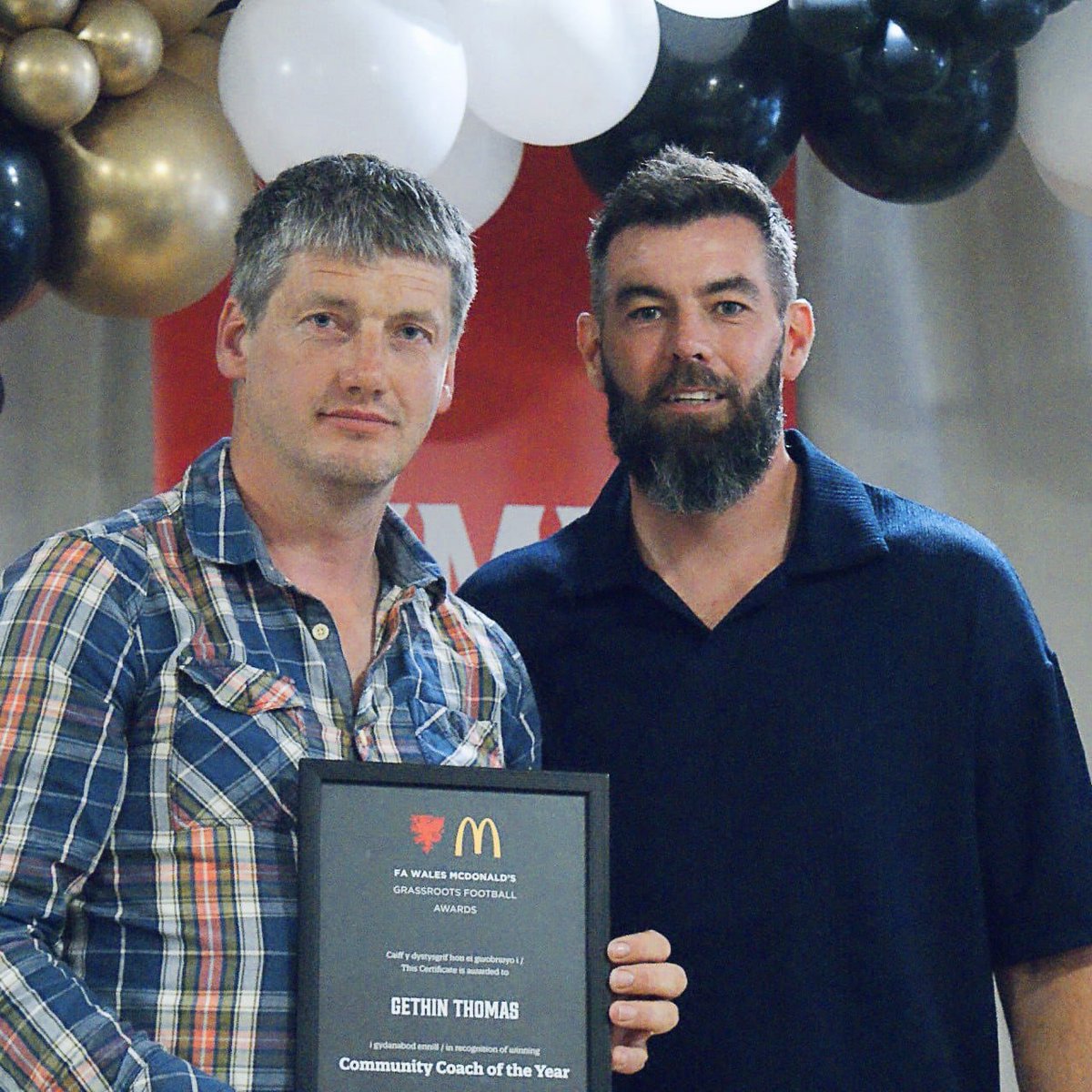 Llongyfarchiadau enfawr i Gethin Thomas am ennill gwobr FAW Community Coach of the Year yn canolbarth Cymru.

Geth is a huge force at Felin: he oversees our thriving junior system, champions local girls football, helps manage the seniors, and plays every week for the reserves.