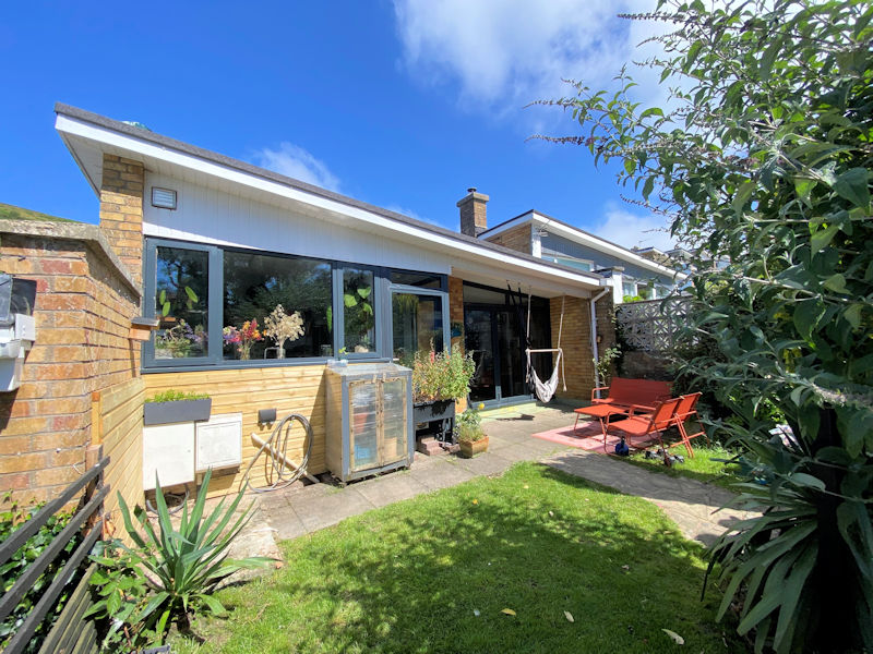 Welsh_Property's tweet photo. Terraced Bungalow - Mynydd Isaf , Aberdovey, 250,000 pounds sterling: This well presented 2 bedroom terraced bungalow is situated in a quiet residential location a short walk downhill to the centre of the village and all amenities. Fully refurbished… https://t.co/qewEentuge https://t.co/MeL5X5kEDX