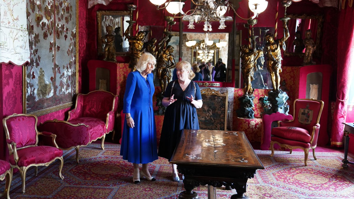 RoyalFamily's tweet photo. The Queen has toured Hauteville House, the home of Victor Hugo during his exile in Guernsey.

🌊 Many masterpieces were written here, including Les Misérables, Toilers of the Sea, and The Man Who Laughs.

The house is a work of art, designed by Victor Hugo himself.