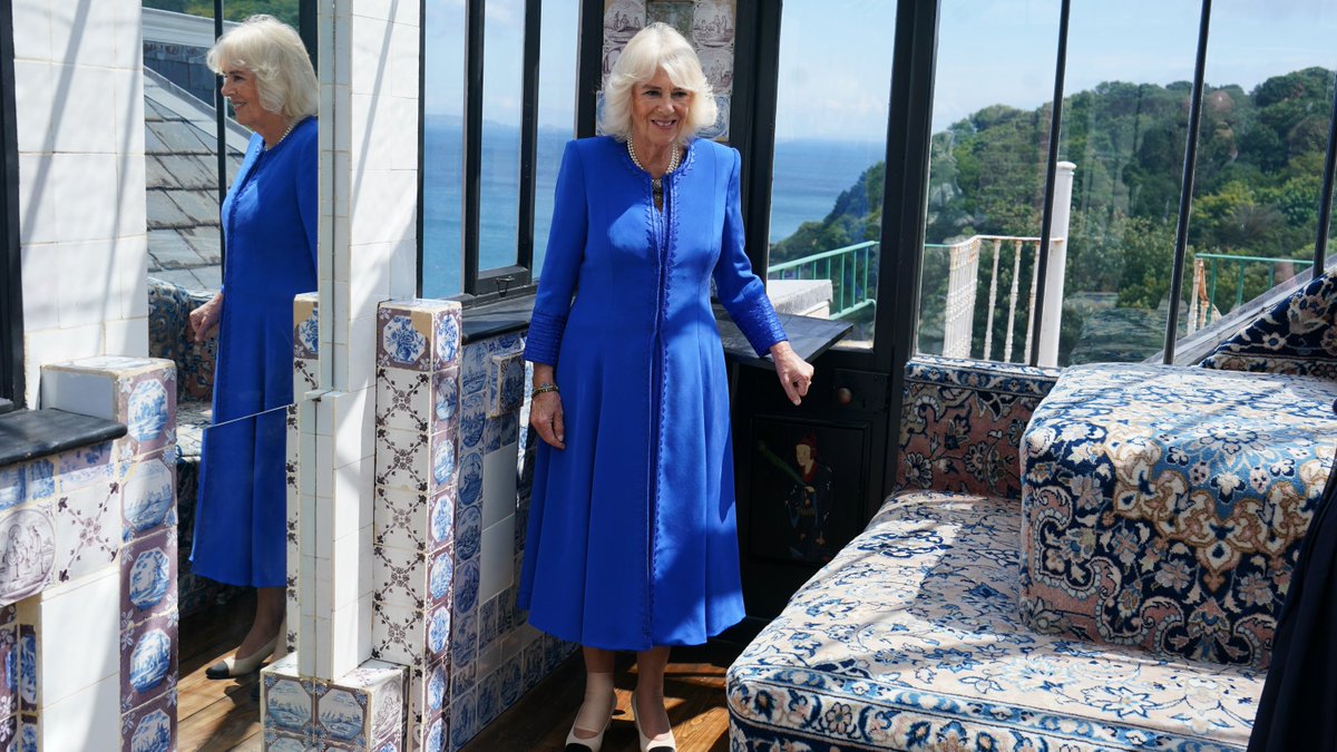 RoyalFamily's tweet photo. The Queen has toured Hauteville House, the home of Victor Hugo during his exile in Guernsey.

🌊 Many masterpieces were written here, including Les Misérables, Toilers of the Sea, and The Man Who Laughs.

The house is a work of art, designed by Victor Hugo himself.
