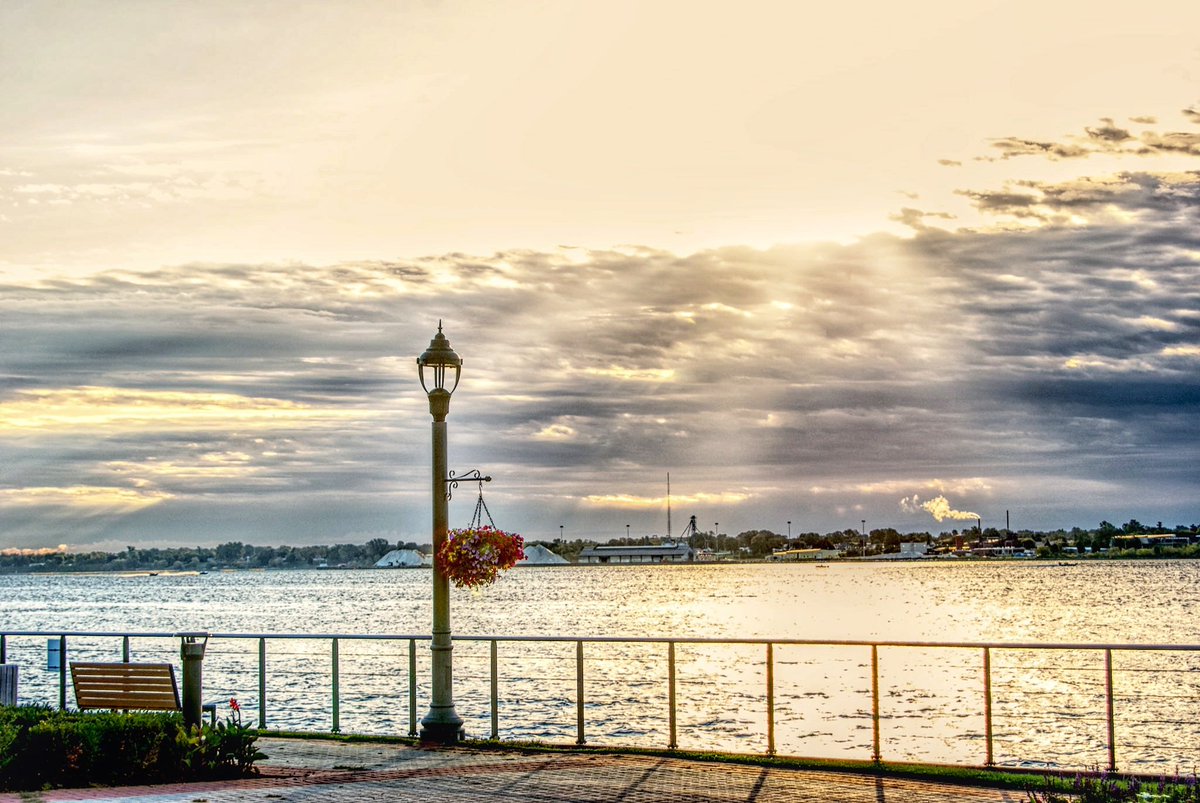 lenzcrafty's tweet photo. #sun rays peeking out #riverwalkpark #Prescottontario #stlawrenceriver https://t.co/KPLTyfiRfW