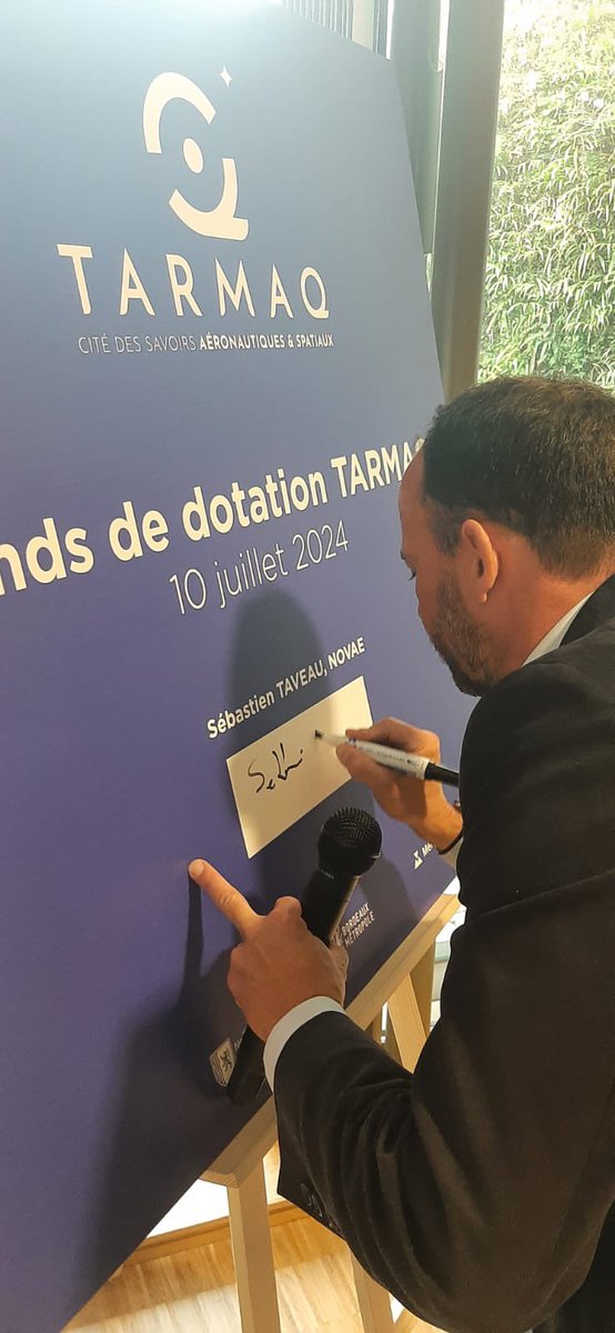 Tarmaq_Merignac's tweet photo. AG avec @christinebost présidente @BxMetro et @al_rousset président @NvelleAquitaine. Annonce du nouveau mécène @NovaeGroup, présentation parcours de visite et intervention de Laurent #Dassault https://t.co/3R6aJPyaRL