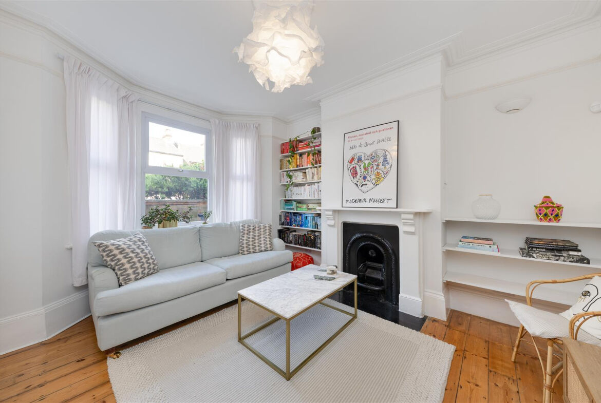 Homecastle_'s tweet photo. 👋 OPEN DAY SATURDAY 20TH JULY 🏡

Situated in the highly sought-after Country Park area, this charming Victorian-style family house boasts three bedrooms and two reception rooms. 

📞 Call us on 020 8771 1448

#London #SE25 #HomecastleEstateAgents https://t.co/2GmSs8sekW