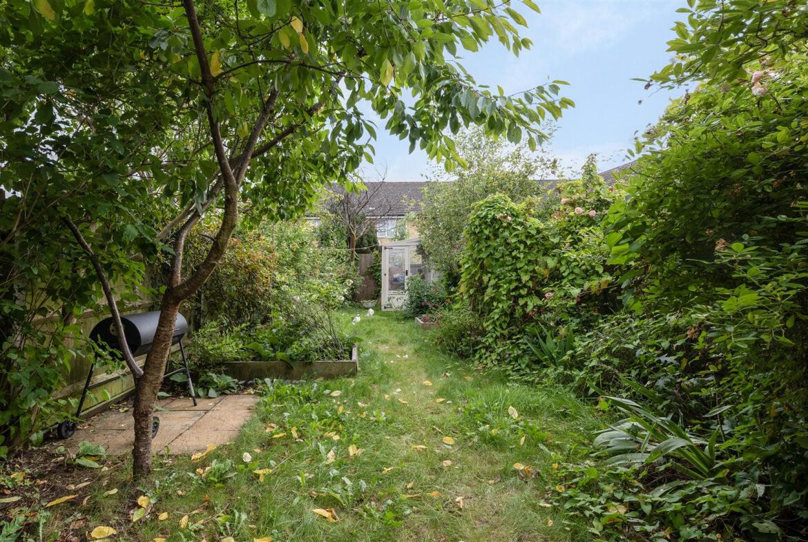 Homecastle_'s tweet photo. 👋 OPEN DAY SATURDAY 20TH JULY 🏡

Situated in the highly sought-after Country Park area, this charming Victorian-style family house boasts three bedrooms and two reception rooms. 

📞 Call us on 020 8771 1448

#London #SE25 #HomecastleEstateAgents https://t.co/2GmSs8sekW