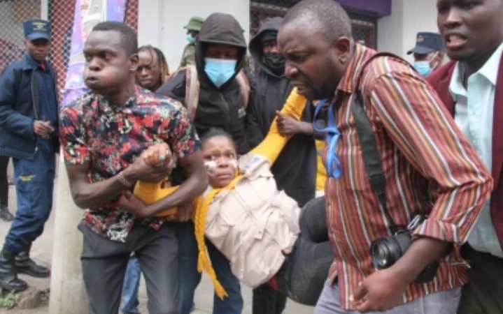 MarkDonald234's tweet photo. Breaking news 
Kenyan journalist Wanjeri Kariuki shot while covering protest in Nakuru ...K24 Journalist https://t.co/aNMPTskOHz