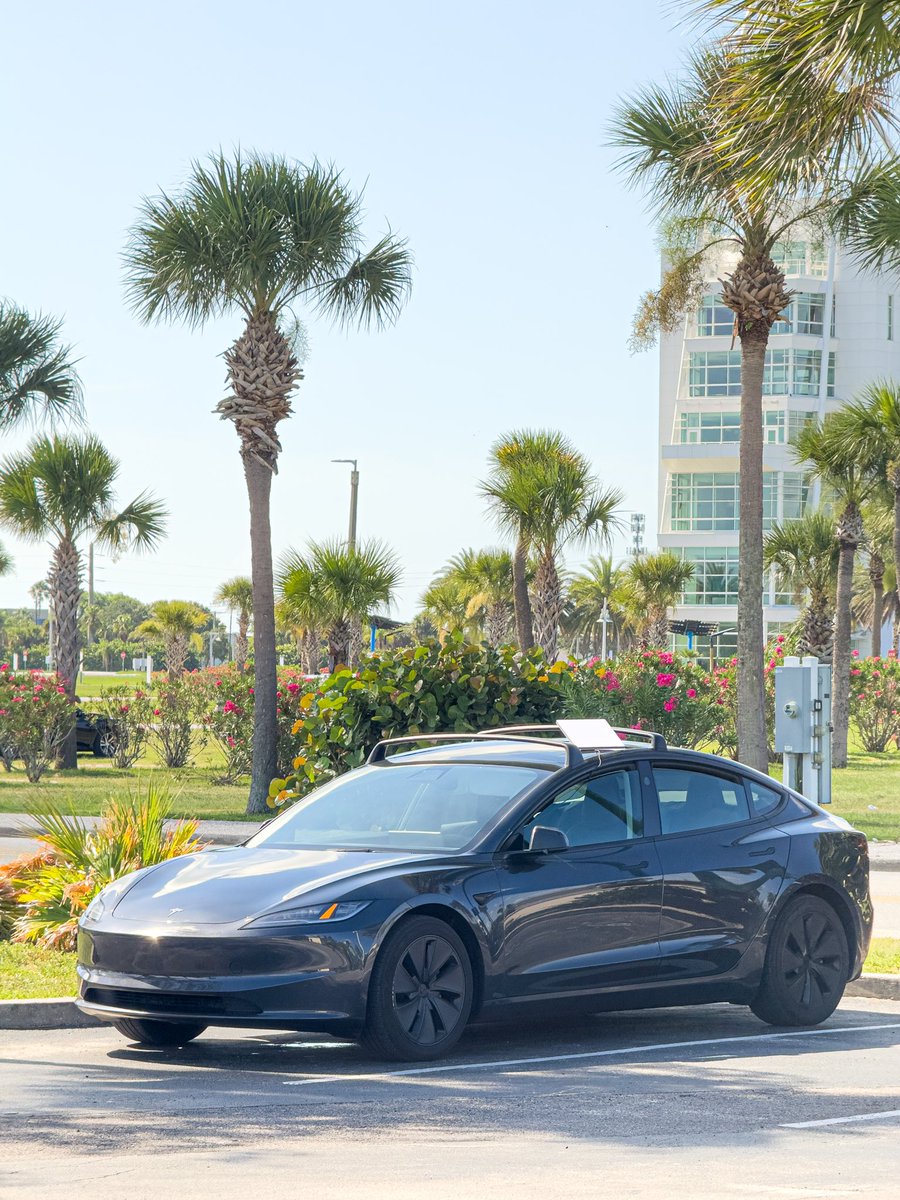 johnkrausphotos's tweet photo. New @Starlink Mini dish, powered directly from @Tesla Model 3: High-speed and portable internet anywhere you can drive and have a clear view of the sky 🚗 📡💫🛰️ https://t.co/79M6ICpsOF