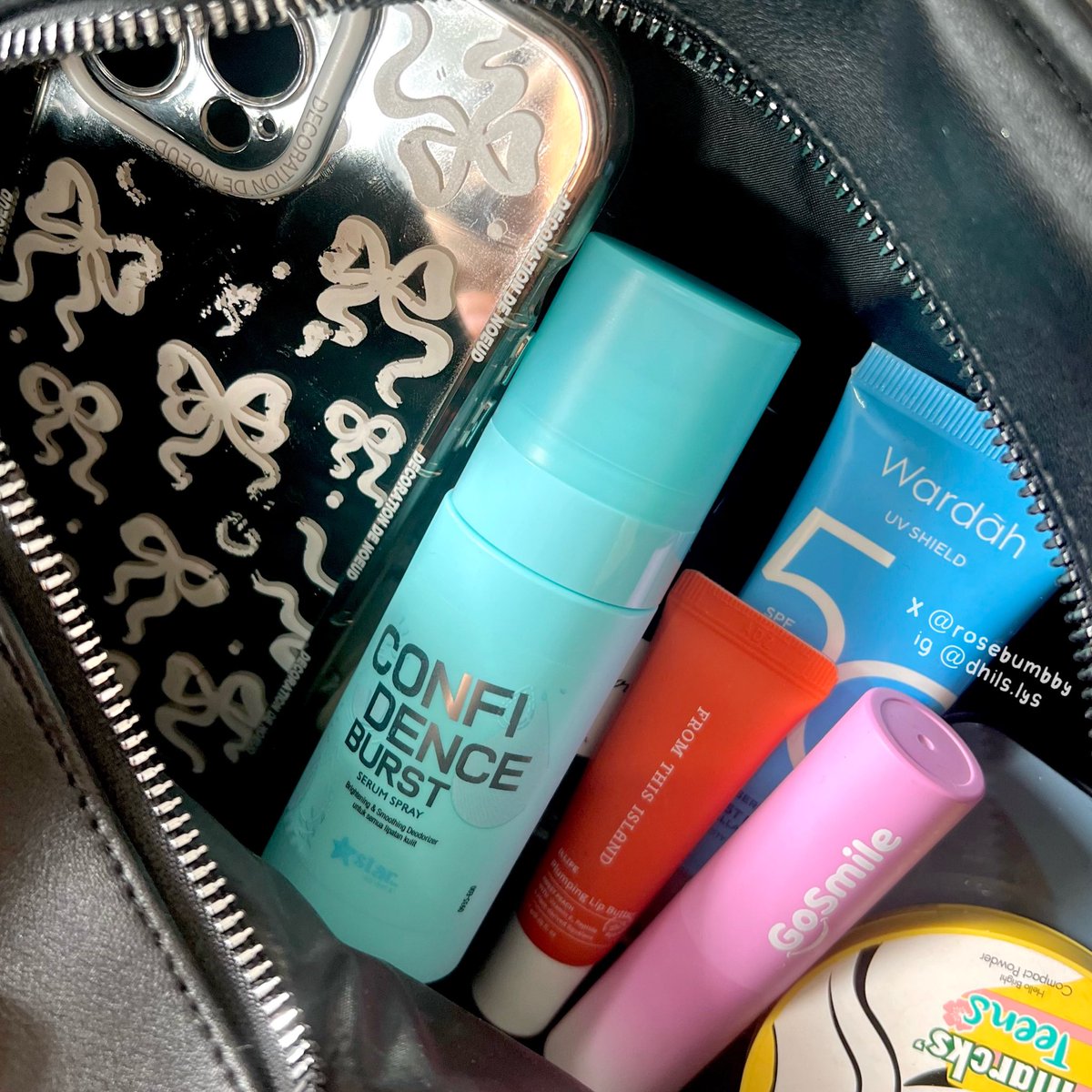 rosebumbby's tweet photo. deodorant bentuk spray yg selalu aku pakai kemanapun, super praktis bgt tinggal disemprat semprot aja!💨🫧

aromanya segar dan wangi bisa buat hilangin bau badan dan juga cerahin lipatan kulit!👀💙🫧

#BeConfidentStar https://t.co/U4M2ZL9fgv