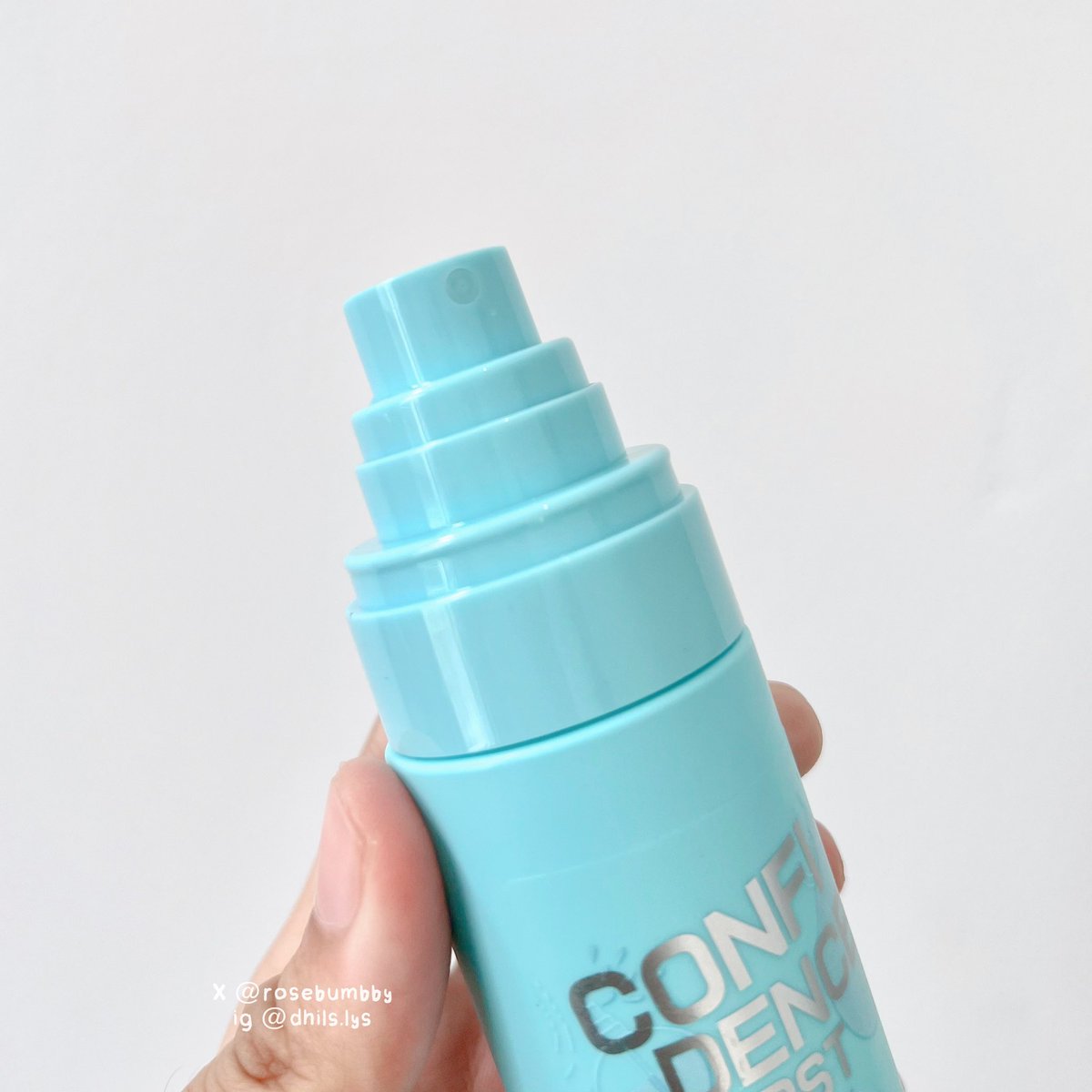 rosebumbby's tweet photo. deodorant bentuk spray yg selalu aku pakai kemanapun, super praktis bgt tinggal disemprat semprot aja!💨🫧

aromanya segar dan wangi bisa buat hilangin bau badan dan juga cerahin lipatan kulit!👀💙🫧

#BeConfidentStar https://t.co/U4M2ZL9fgv