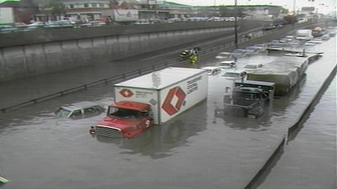 Aan alle Uitverkorenen en de media die ons de oren gaan breken met de regen van vandaag en verwijzen naar de klimaatverandering en het einde van de dreigende wereld, hier is een kleine herinnering van 14 juli 1987, bijna 40 jaar geleden. 📷