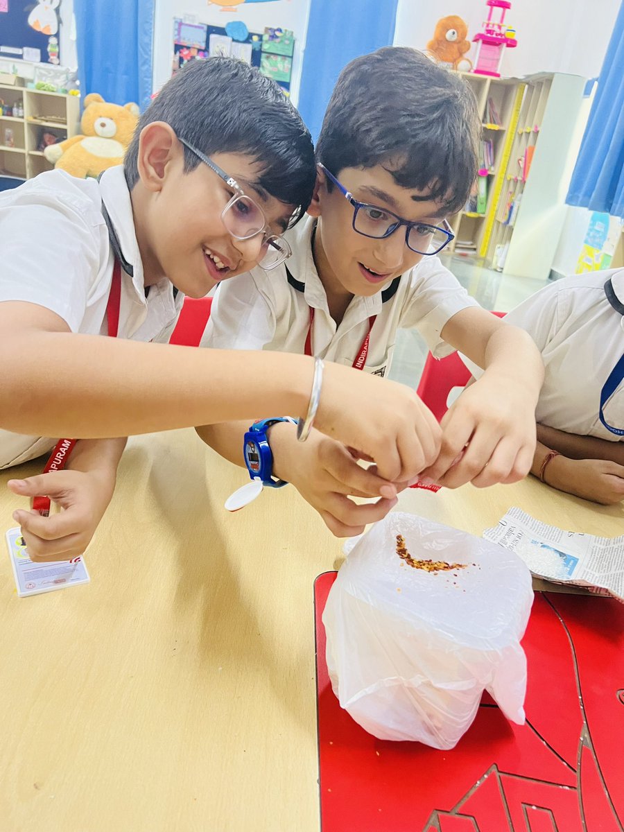 aanchal3125's tweet photo. "Today's science class was electrifying! 🥁
We used speakers to demonstrate how sound vibrations make salt and sugar 'dance.' By placing the grains on a speaker, students observed fascinating patterns and movements created by different sound frequencies. https://t.co/GVHY8zanUq