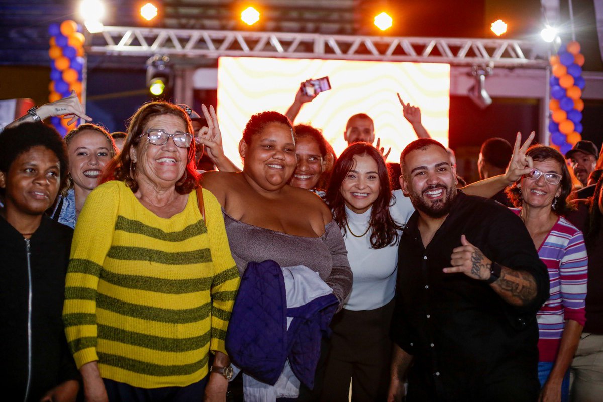 delegadamade's tweet photo. Linda reunião ao lado do pré-candidato a vereador @marongalaxe. O Jardim Carioca ficou pequeno e ja declarou: JÁ ACONTECEU!! 🚀

#delegadamadeleine #vaiacontecer #camposdosgoytacazes https://t.co/1PYYYe2wcC