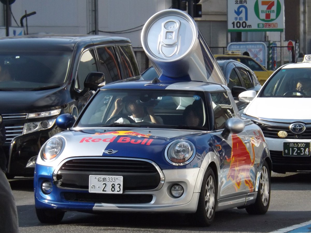 先日岡山市内にて見かけたレッドブルの広報車。全国に出張し
