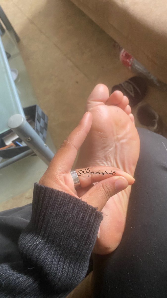 Reinelayla45's tweet photo. Je te montre ma plante de pieds et toi tu bande comme une bonne salope ! 
MINABLE🐕

Rampe dans mes dm ⏳

#soumis #moneyslave #paypig #findom
#fetichiste #feet #pieds https://t.co/EORpicYr68