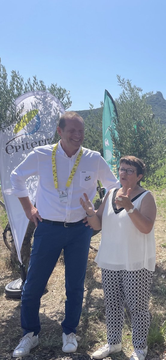 ChLambert_FICT's tweet photo. Sur l’étape du @LeTour de #France Christian Prudhomme conquis par la démarche des viticulteurs de l’ @Hérault qui vont capter et stocker du #carbone pour compenser les émissions du Tour de 🇫🇷.
Haies, jachères mellifères, enherbement entre les rangs de vigne dans le « Contrat de service environnemental » qui allie Biodiversité fonctionnelle et décarbonation.
Un très grand Merci pour la confiance dans ce partenariat @epiterre // ASO