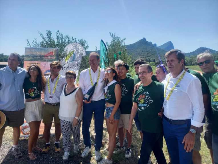 ChLambert_FICT's tweet photo. Sur l’étape du @LeTour de #France Christian Prudhomme conquis par la démarche des viticulteurs de l’ @Hérault qui vont capter et stocker du #carbone pour compenser les émissions du Tour de 🇫🇷.
Haies, jachères mellifères, enherbement entre les rangs de vigne dans le « Contrat de service environnemental » qui allie Biodiversité fonctionnelle et décarbonation.
Un très grand Merci pour la confiance dans ce partenariat @epiterre // ASO