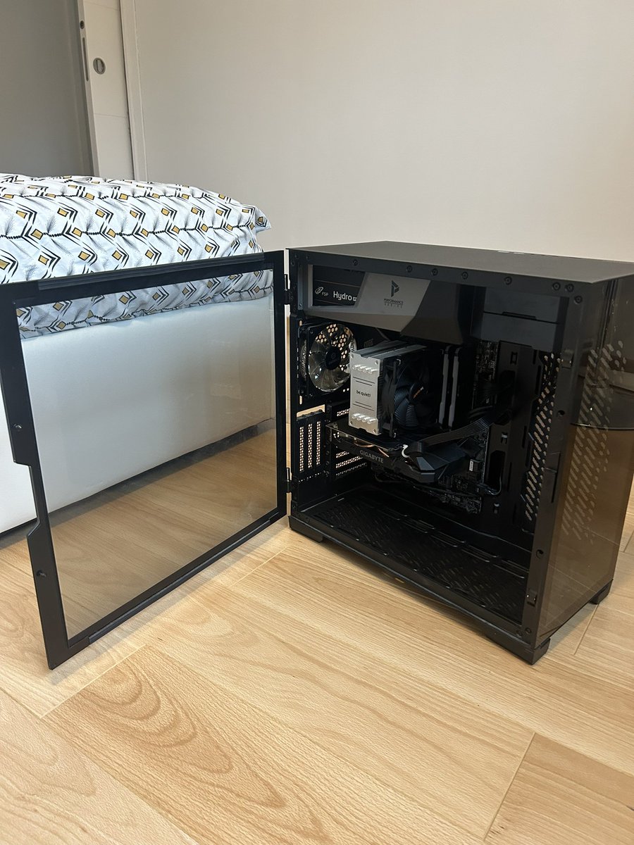LoShEaN2's tweet photo. Bonjour je vends mon pc gaming très bonne état sort d’un entretien 
Châssis p120 valeur  
Carte mère gg gaming Z390 valeur 
Carte graphique 2060 valeur  
Processeur i9 9900K valeur
Barrette de ram corsair ddr4 2X16Go valeur
Cooler masterwatt lite
Prix en dm https://t.co/94pUP9SjCs