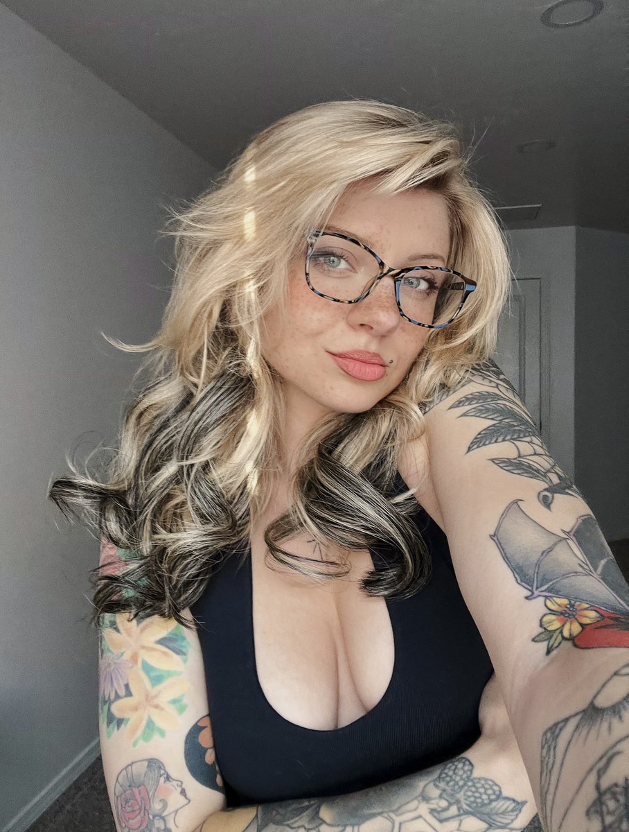 imsadspice's tweet photo. Remember to check in on your local weird girl today✨ https://t.co/SduCmgPnpE