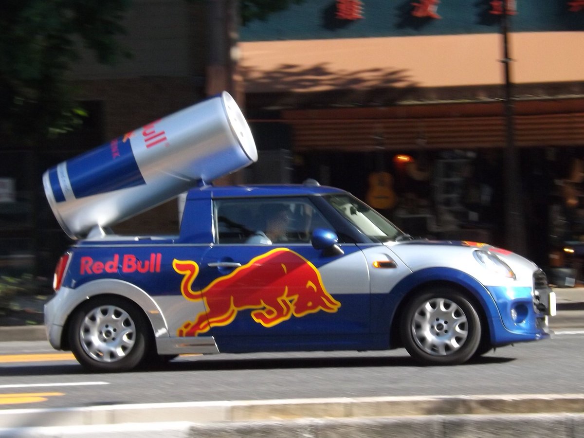 先日岡山市内にて見かけたレッドブルの広報車。全国に出張し