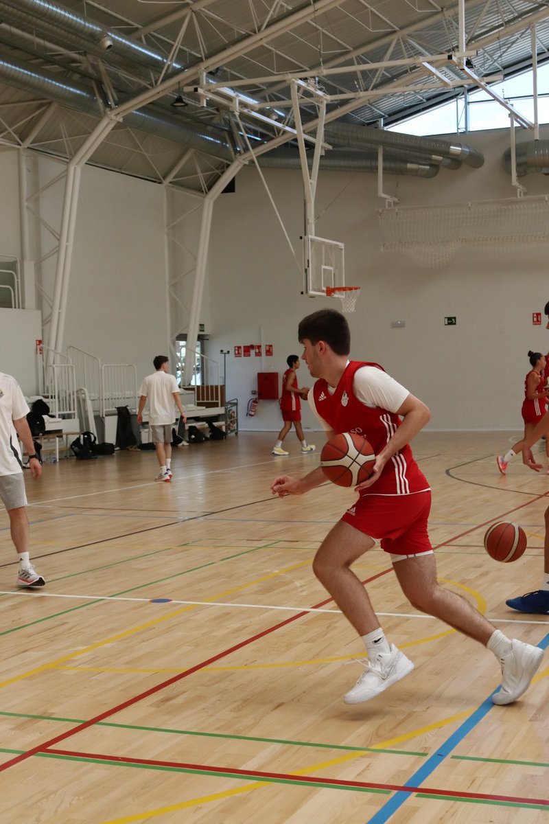 AndyPanko7's tweet image. Learning from the best…….⛹️🏀🏀
@pablolasoTCamp